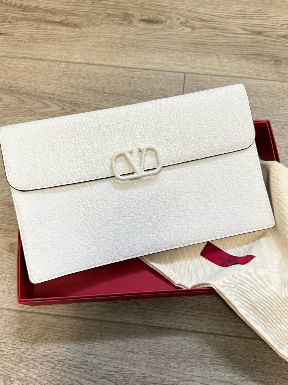 Valentino Garavani V-logo Signature Envelope Clutch in Grainy Calfskin Leather